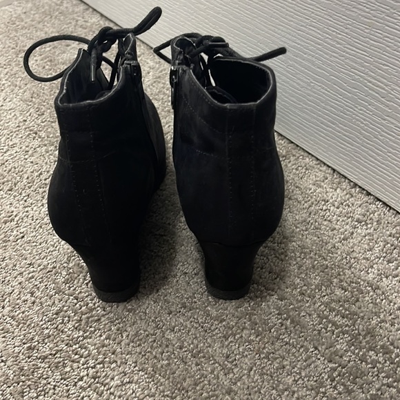 Merona Women’s Black Faux Suede Booties. Size 9 - Picture 2 of 4